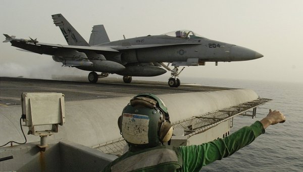 Американский штурмовик F/A-18 Hornet взлетает с палубы авианосца Китти Хоук в Персидском заливе. 21 марта 2003